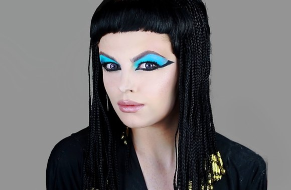 VIDEO kadras: Josephas Harwoodas demonstruoja, kaip naudojant makiažą galima virsti Elizabeth Taylor