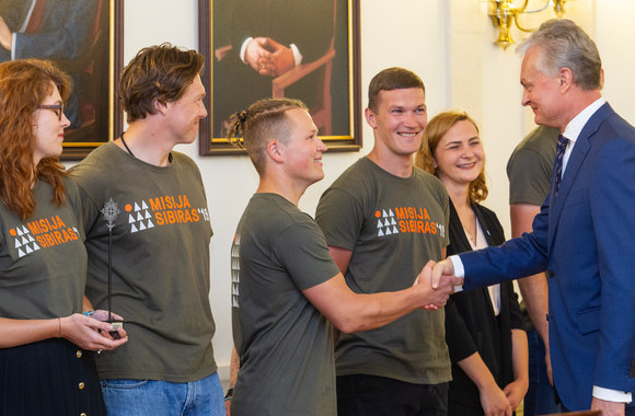 Gitanas Nausėda pasitiko grįžusius „Misija Sibiras“ dalyvius/Pauliaus Peleckio/„Žmonės Foto“ nuotr.