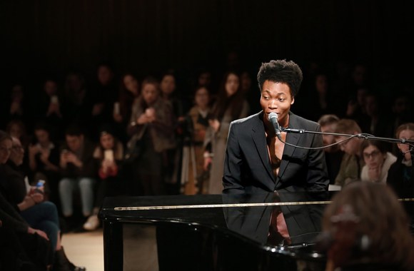 benjamin-clementine-live-at-the-burberry-menswear-january-2016-show