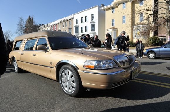 Katafalkas į Naujosios Vilties baptistų bažnyčią Niuarke atgabena Whitney Houston kūną.