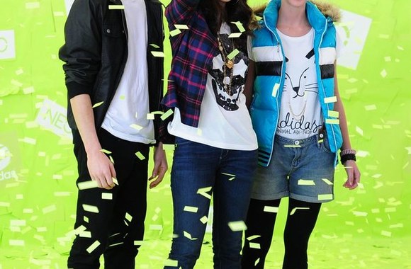 Selena Gomez (centre) su kolekcijos modeliais