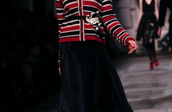 Modelis pristato Antonio Marraso mados kolekciją.