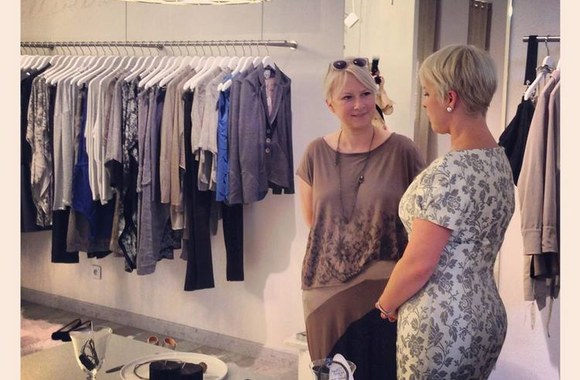 Estijos prezidento žmona Evelin Ilves ir dizainerė Julija