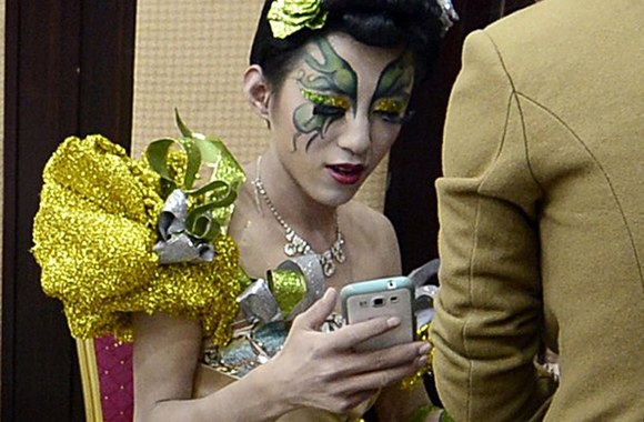 Vyras su moterišku makiažu