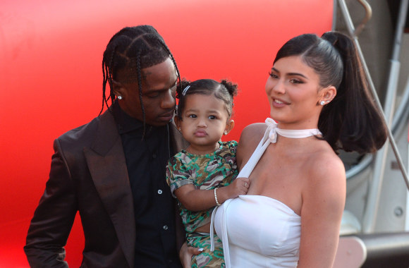 Kyie Jenner ir Travisas Scottas su dukra Stormi/ Vida press nuotr. 