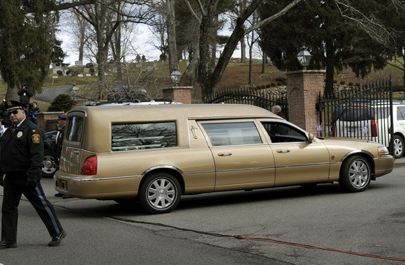 Whitney Houston palaikai buvo atvežti į Vestfildo kapines.