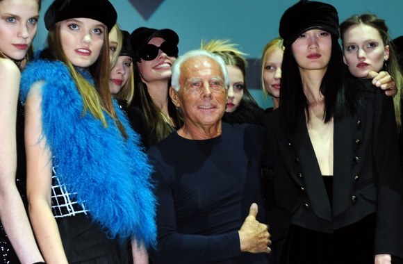 Giorgio Armani modelių apsuptyje