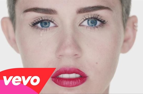 VIDEO kadras: Miley Cyrus – „Wrecking Ball“