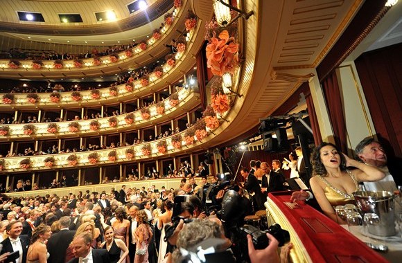 Karima el Mahroug (kairėje) su Richardu Lugneriu