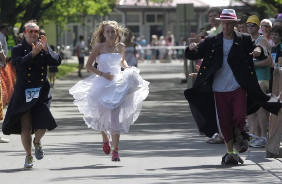 Moterys privalėjo dėvėti nuotakos suknelę