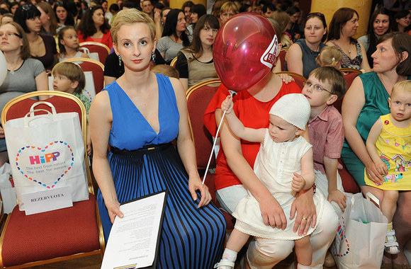 Būsimas mamas sveikino nėščiųjų choras, vadovaujamas Deivydo Zvonkaus