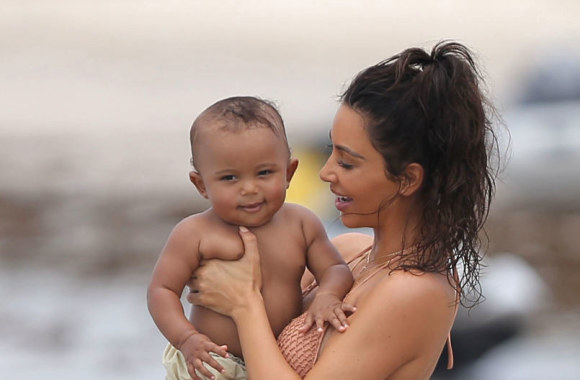 Kim Kardashian su sūnumi Saintu