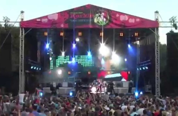 VIDEO kadras: „Antis“ atlieka dainą „Žaislas“ Karklės festivalyje