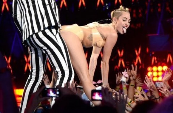 VIDEO kadras: Skandalingasis Miley Cyrus pasirodymas