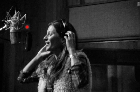 VIDEO kadras: Manekenė Gisele Bundchen dainuoja „The Kinks“ dainą „All Day And All Of The Night“