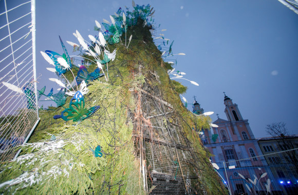 Kauno Kalėdų eglutė po padegimo / Eriko Ovčarenko nuotr.