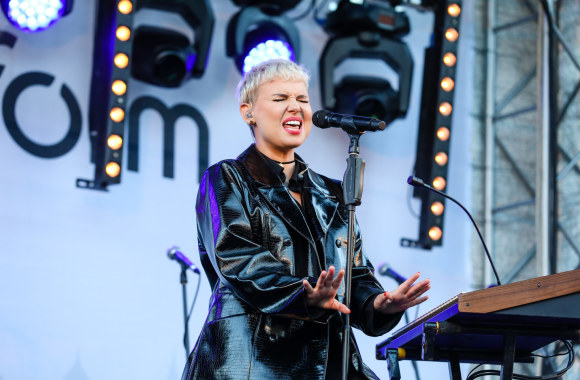 Justės Arlauskaitės-Jazzu koncetras „Ad Form“ kiemelyje Kaune/ Teodoro Biliūno „ŽMONĖS Foto“ nuotr.