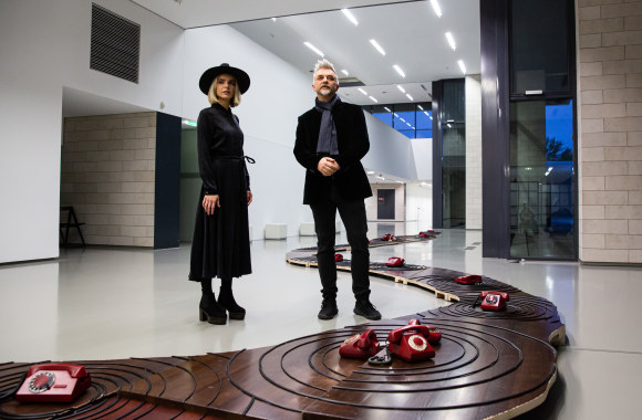 Menininkės Jolitos Vaitkutės ir dainininko Andriaus Mamontovo  instaliacija „Skambina“ / Gretos Skaraitienės nuotr.