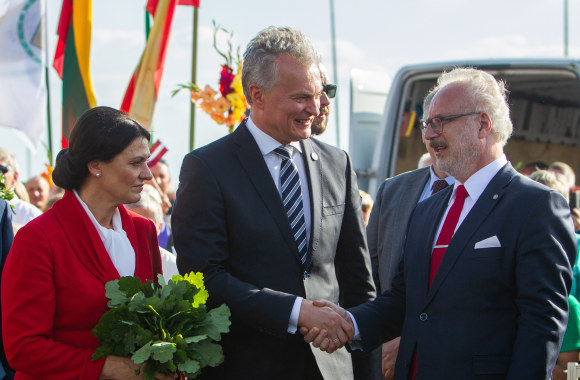 Baltijos kelio 30-mečio minėjimas Lietuvos ir Latvijos pasienyje / Irmanto Gelūno / „Žmonės Foto“ nuotr.