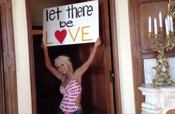 VIDEO kadras: Christinos Aguileros dainos „Let There Be Love“ vaizdo klipas