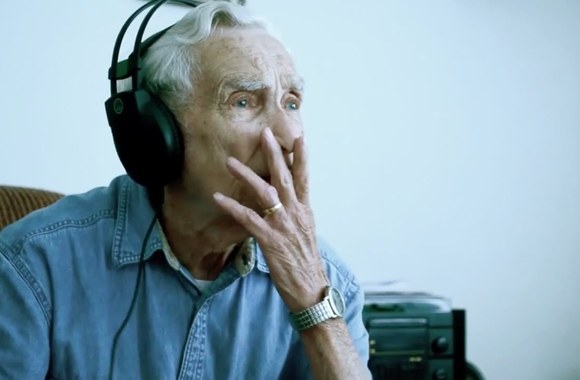 VIDEO kadras: 96-erių Fredas savo mirusiai žmonai sukūrės dainą, kurią įrašų kompanija nusprendė įrašyti