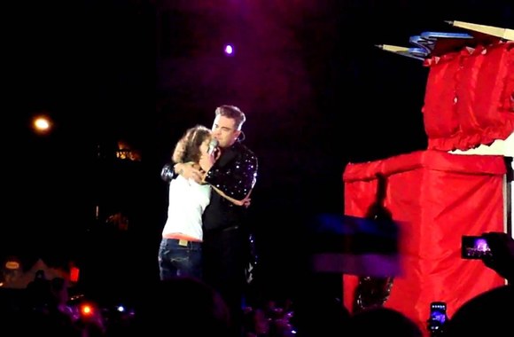 VIDEO kadras: Lucky girl Jurgita from Lithuania at ROBBIE WILLIAMS concert 