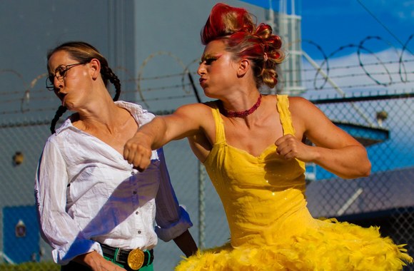 VIDEO kadras: Vaizdo įrašas „Epic Chick Fight“