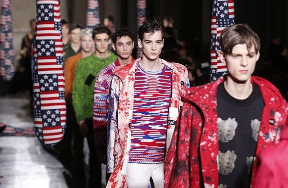 Iš dizainerio Raf Simons kolekcijos