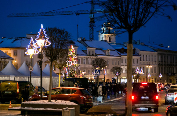 Vilniaus Rotušės aikštėje įžiebta Kalėdų eglė