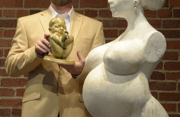 Menininkas Danielis Edwardsas su nėščios Kim Kardashian ir jos kūdikio skulptūra