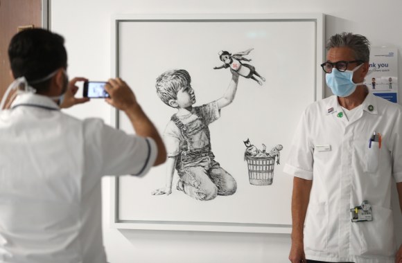 Banksy piešinys „Esminė permaina“ („Game Changer“)  / „Scanpix“ nuotr.