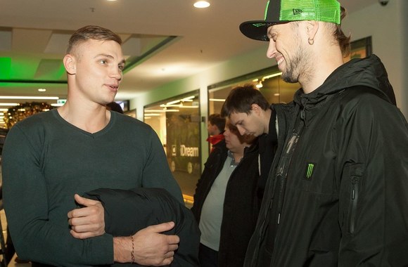 Raudonojo Kryžiaus „Vilties“ iniciatyvos ambasadoriais tapę garsūs Lietuvos žmonės Vilniaus „Akropolyje“ atidarė neįprastą parduotuvę