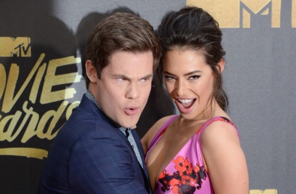 Adamas DeVine'as ir Chloe Bridges 