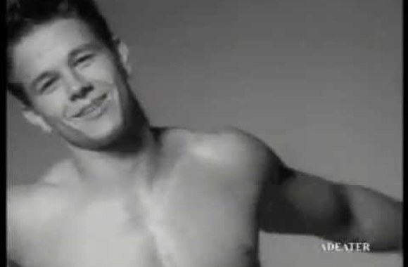 VIDEO kadras: Markas Wahlbergas „Calvin Klein“ reklamoje