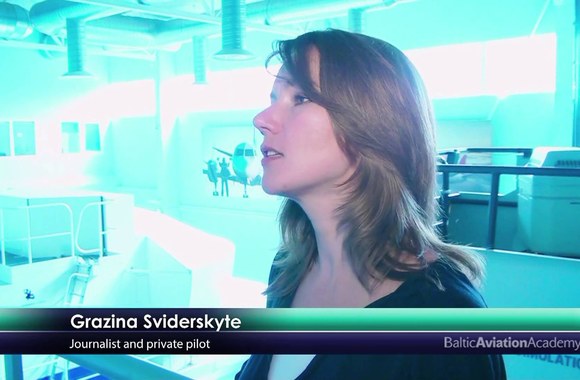 VIDEO kadras: Gražina Sviderskytė keleivinio „Boeing B737“ orlaivio pilotės vaidmenyje
