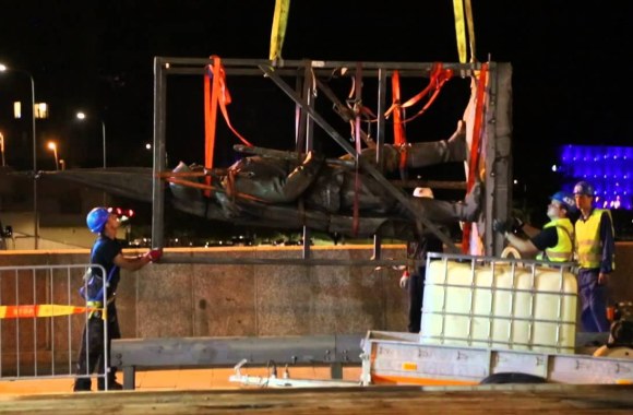 nukelta-pirmoji-sovietine-zaliojo-tilto-skulptura