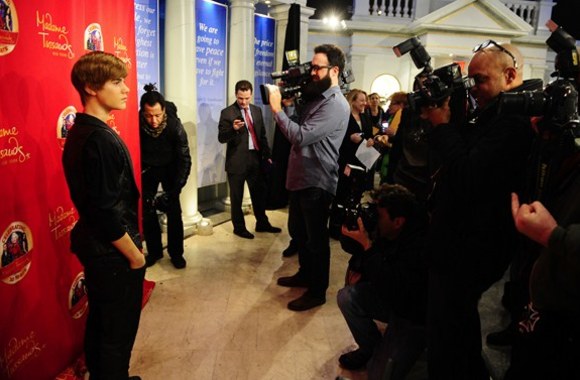 Vaškinė Justino Bieberio figūra (kairėje)