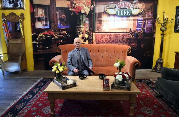 Aktorius Jamesas Michaelas Tyleris serialo „Draugai“ kavinėje „Central Perk“