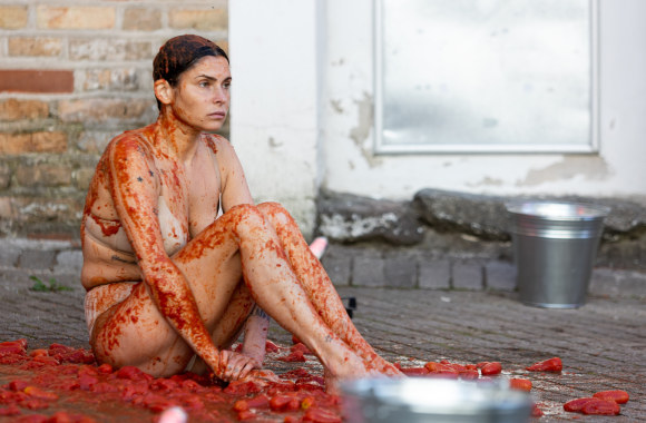 Vilniaus senamiestyje – Agnės Jagelavičiūtės performansas „Tiesa į akis“ / Žygimanto Gedvilos nuotr.