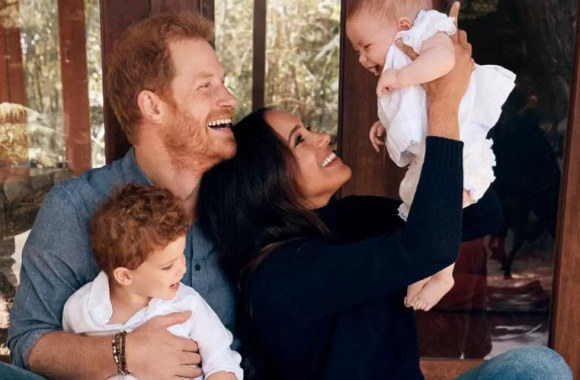 Visuotinis susidomėjimas: kalėdinį atviruką papuošusiai nuotraukai Sasekso hercogai pozavo ne tik su sūnumi Archie, bet ir su dukra Lilibet – tai pirmas kartas, kai Harry ir Meghan viešai parodė jaunylę atžalą / Vida Press nuotrauka