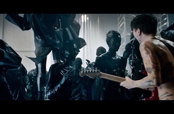 VIDEO kadras: Biffy Clyro – „Black Chandelier“