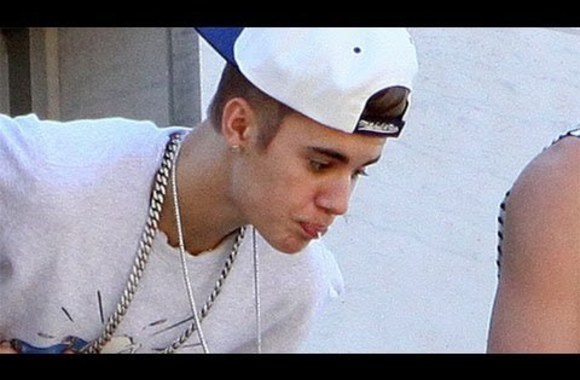 VIDEO kadras: Justinas Bieberis iš viešbučio balkono spjaudė į susirinkusių gerbėjų minią