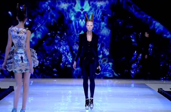 VIDEO kadras: Britų dizainerio Alexander McQueen 2010 m. pavasario/vasaros kolekcija