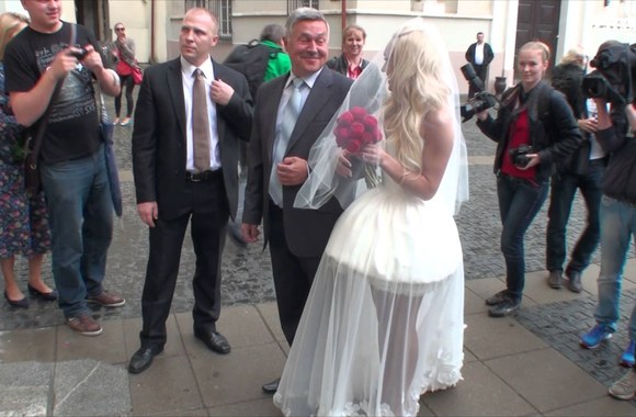 VIDEO kadras: Šv. Jonų bažnyčioje susituokė Oksana Pikul ir Simas Jasaitis 