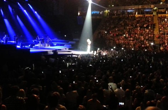 VIDEO kadras: Rihanną gerbėjai apmėtė traškučiais