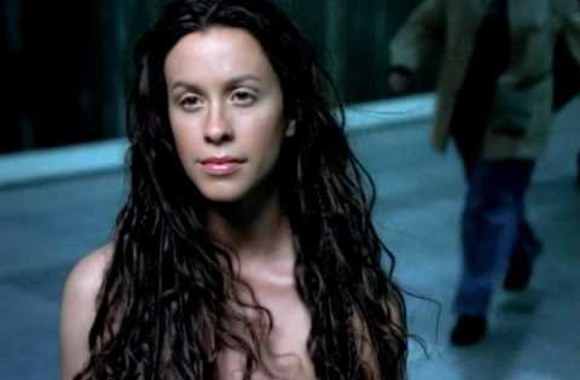 VIDEO kadras: Alanis Morissette nuoga vaizdo klipe „Thank You“