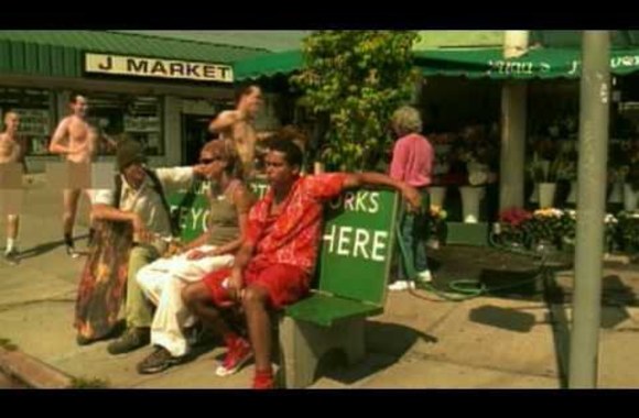 VIDEO kadras: Grupės „blink-182“ vyrukai nuogi laksto „What\'s My Age Again?“ vaizdo klipe