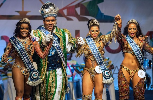 2014-ųjų Sambos karnavalo karalienė Leticia Martins Guimaraes su karaliumi Wilsonu Diasu da Costa Neto (centre) ir princesėmis Clara Cristina Paixao de Oliveira (kairėje), Graciele Souza Ferreira