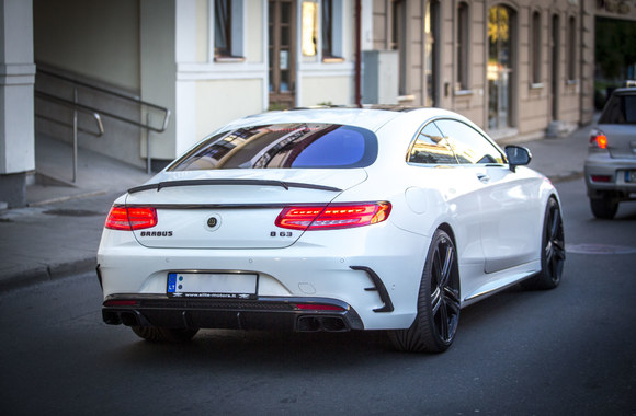 Jonas Valančiūnas prie „Brabus B63 Coupe“ vairo