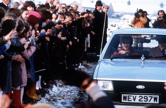Princesė Diana vairuoja savo „Ford“ automobilį